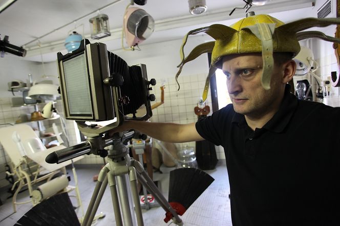 Vlad Korneev tar på seg gjøglerhatten, og spør vennlig hva er nå dette. En vrengt bokseball.