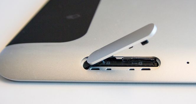 Kortplasser: Under lokket på siden, som åpnes lett med en binders, finner vi to kortplasser. En for et SIM-kort og en for et MicroSD-kort. Det siste er en fin måte å få mye minne. Et 64 GB-kort koster bare noen hundrelapper på nett.