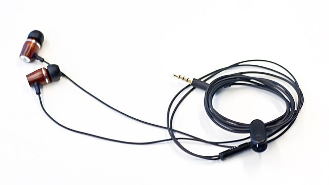 Kabelen er på 1,2 meter, akkurat passe for å ha signalkilden i lomma. Vi liker også at det følger med en klype.