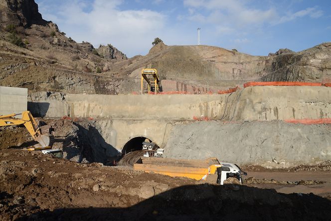 Høyeste punkt: Her bygges en 500 meter lang jordfyllingsdam i Kizilirmak-elven. Inntaket til tunnelen som leder til kraftverket bygges i nordenden av dammen. Sørenden får flomløp og fisketrapp.