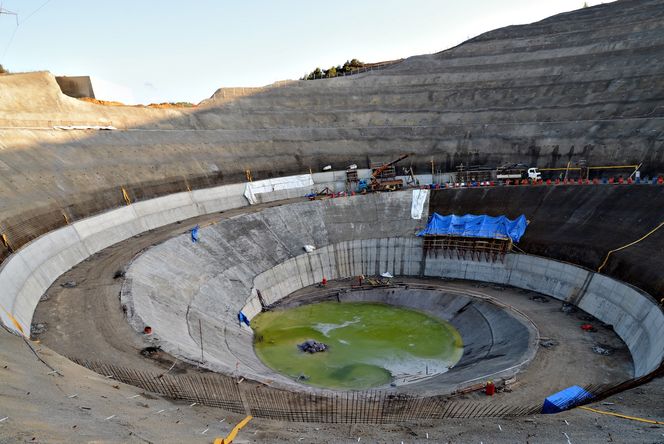 Romslig: Når dette bassenget noen hundre meter fra kraftstasjonen er ferdig, vil det kunne romme en halv million kubikkmeter vann.