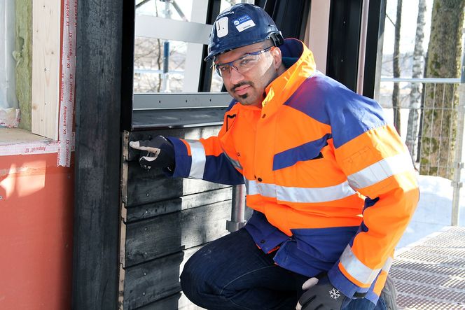 Spent: Anleggsleder Omar Qureshi fra Skanska­ har fått montert et par kvadratmeter brent kledning for å se om de har funnet rett grad av brenning.