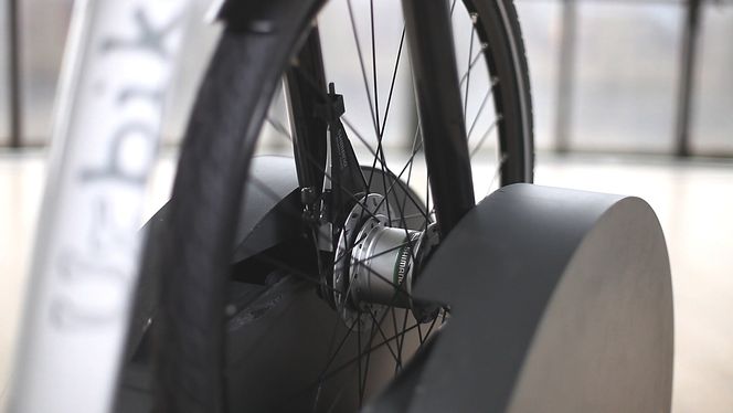 Forhjulet festes til elektrisk dokkingstasjon.