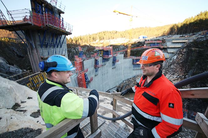 Framdriftsprat: Byggeleder Einar Skarveland i Otra Kraft og driftsleder Thoma Odde i Kruse Smith slår av en prat om framdriften i arbeidet. Foto: Øyvind Lie
