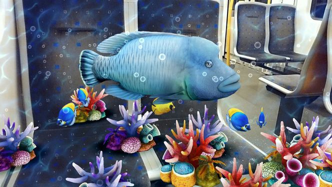 Augmented Reality: Med Sony Xperia Z1 kan du enkelt gjøre om T-banevognen til et akvarium. Foto: Eirik Helland Urke