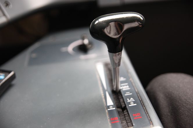 Lokomotivfører Tom Vibeto på regionstoget mellom Oslo og Gøteborg kan gi gass når han kommer til Sverige. Foto: Per-Ivar Nikloaisen