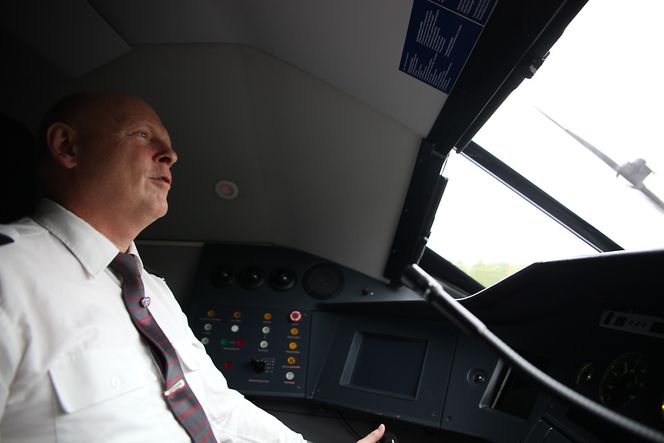 Lokomotivfører Tom Vibeto på regionstoget mellom Oslo og Gøteborg kan gi gass når han kommer til Sverige. Foto: Per-Ivar Nikolaisen