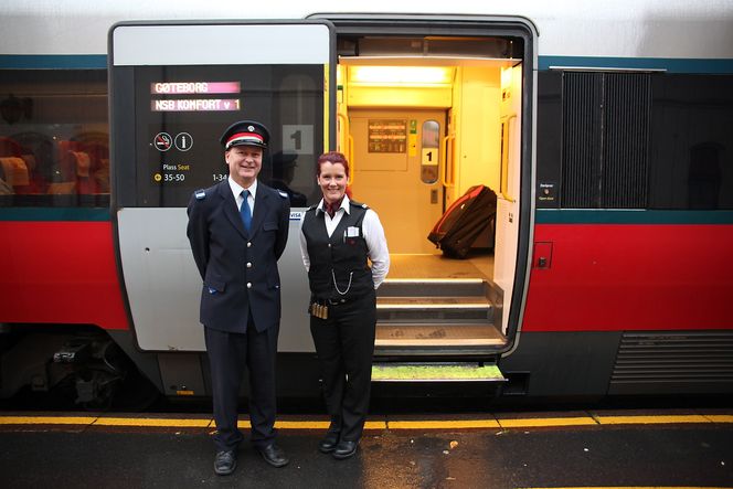 En ganske lang stopp i Halden for konduktør Silla Ekstrøm (t.h.)før regionstoget mellom Oslo og Gøteborg kan fortsette inn i Sverige. Foto: Per-Ivar Nikolaisen