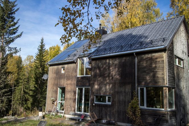 Solfangere: Åtte kvadratmeter solfangere på taket tar seg av varmvannforsyningen om sommeren, men leverer varme året rundt bare sola skinner.