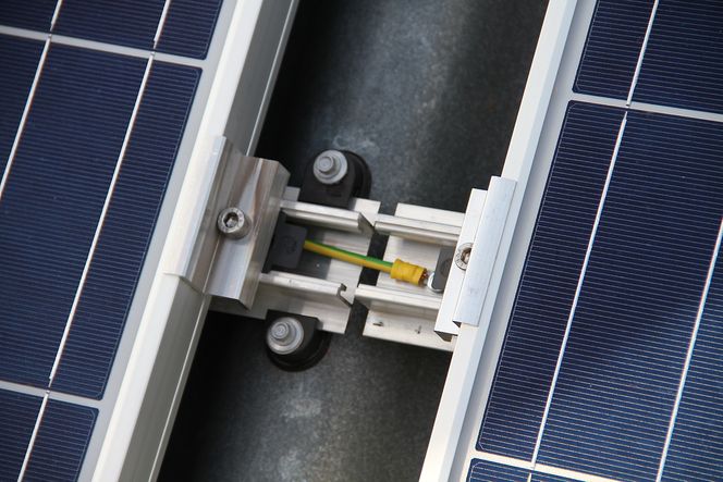 Festene er tilpasset de sinusformete takplatene som er mye brukt i Norge. Dette skal tåle både vær og vind, og forbli sikkert mot lekkasjer i panelenes levetid.