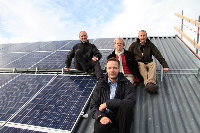 Solentusiastene er i ferd med å ferdigstille det som skal bli Norges største solcelleanlegg. Bak fra venstre: Tor Christian Tuv, FUSen, Tommy Pedersen, Statsbygg, Leif Harald Walle, Statsbygg og foran Øystein Hom, Multiconsult.