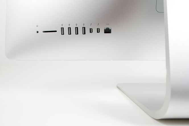 Tilkoblingsmulighetene er ikke noe å rope veldig høyt hurra for. Men det holder nok til de aller fleste bruksområder.