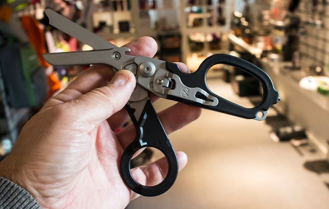 Nødsaks: En sammenleggbar saks i superstål, selvfølgelig med masse ekstra funksjonalitet i tillegg, er det Leatherman tror man trenger å ha i beltet når det oppstår en nødsituasjoner