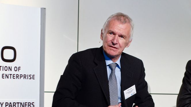 På sikt vil det være fornuftig å bygge flere kraftkabler mellom landene, sier EU-kommisjonens generaldirektør for energi, Philip Lowe.