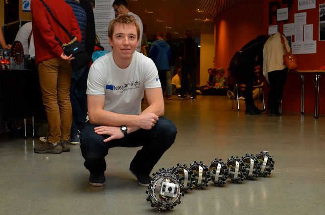 Populære Wheeko: Denne slangeroboten er under utvikling ved Sintef og NTNU, og var svært populær under ungdomsarrangementet Researchers Night i Trondheim.