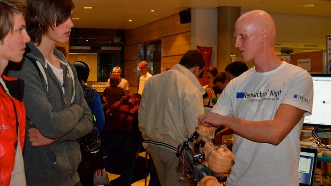 - Jeg trodde ikke dette var teknisk mulig, sier Nicolai Christoffersen. Her sammen med Jostein Maaeng (tv). De begge var veldig fascinert av en protese utviklet av Anders Fougner. (th)