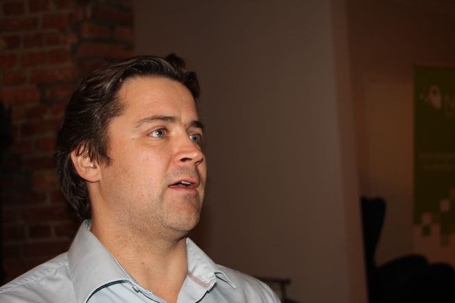 SKEPTISK: Mobilforsker Marius Kjeldahl er kritisk til en del av sikkerhetstruslene som tillegges smarttelefonene.