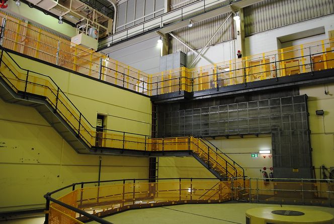 Nettingen, som skal forhindre ulykker med fallende gjenstander,  er enkel å sette opp på eksisterende rekkverk.