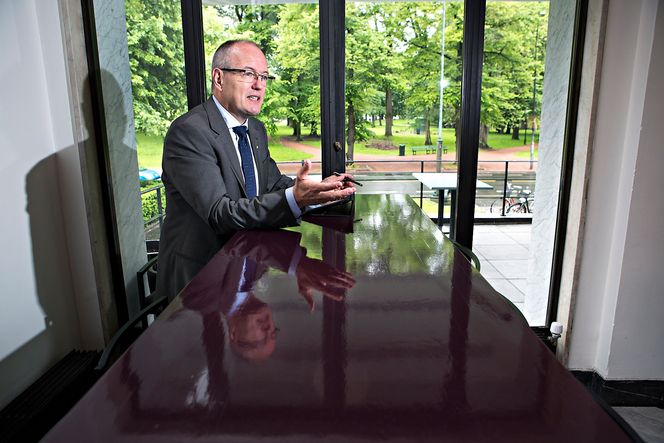 Lite teknisk: Gunnar Bovim er en hund etter tekniske «dingser,» som Ipaden. Men han innrømmer at han ikke er teknisk anlagt, og han er den første NTNU-rektoren uten teknisk utdannelse.