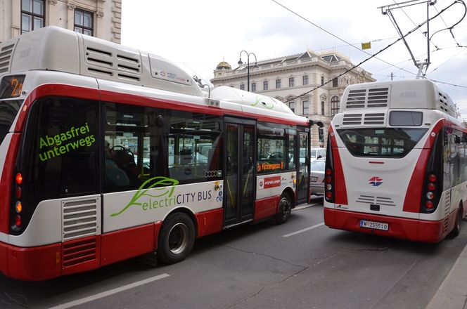 Lader: Batteriene lader ved å bruke en pantograf som heves opp fra taket på bussen og som treffer en dobbel kjøreledning på noen av busstoppene hvor det også kjører trikker. Bussene kan bruke strøm som trikkene genererer når de bremser.