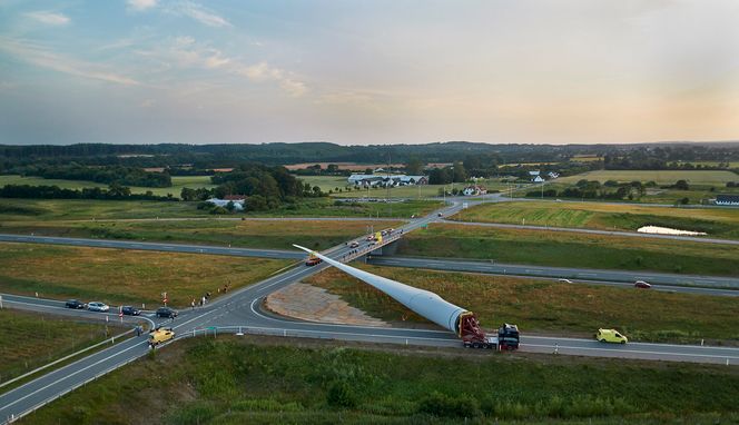 Kjøring av hver vinge tar fem timer. Etter det blir vingene sendt til den skotske kysten med et spesialtilpasset skip.