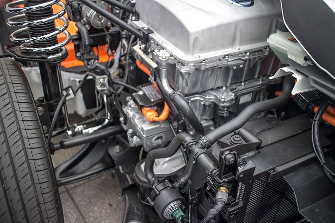 Varmepumpe. Den lille utveksten på siden av kraftelektronikken med en oransje strømkabel inn er en kombinert kjøle- og varmepumpe. Den sparer veldig mye energi om vinteren når bilen må varmes opp, og det øker rekkevidden betydelig.