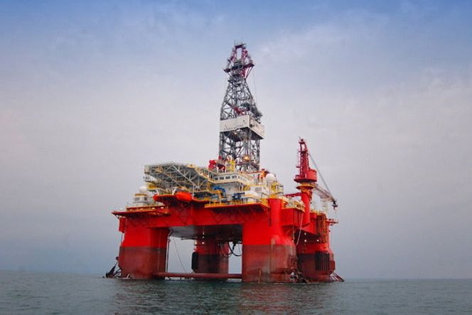 Mannskapet om bord Songa Eclipse opplevde å bli jaget med øks og drapstrusler fra lokale arbeidere.