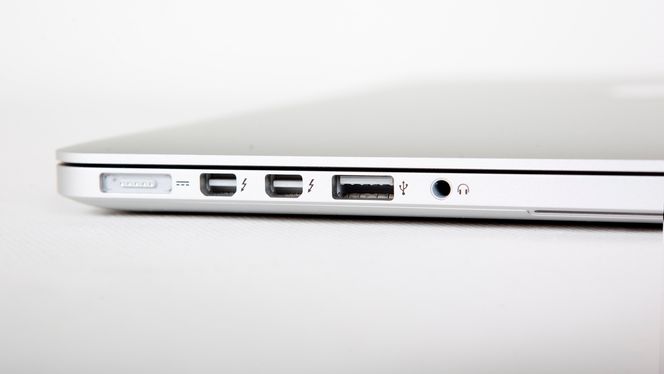 Retina-Macbook har ikke optisk drev og kun to USB-porter, men til gjengjeld to Thunderbolt-porter.