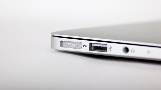 Den nye Magsafe-porten er litt lavere enn den gamle, altså vil ikke din gamle Macbook-lader fungere uten en adapter.