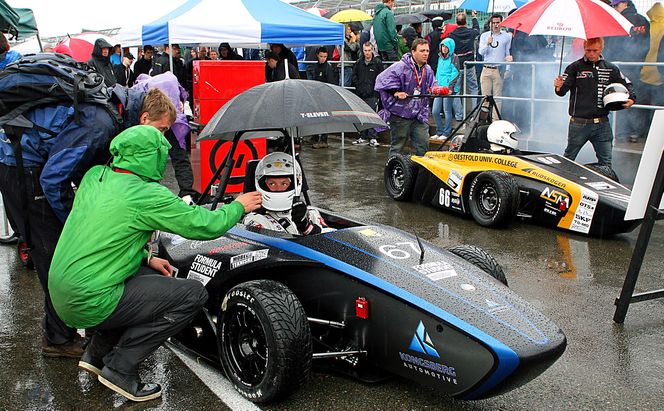 Norske biler: Både Høgskolen i Østfold og Revolve NTNU vakte oppsikt med sine biler i det første året med norsk deltakelse i Formula Student. I den vennskapelige internkonkurransen mellom de norske lagene, trakk NTNU (foran) det lengste strået.