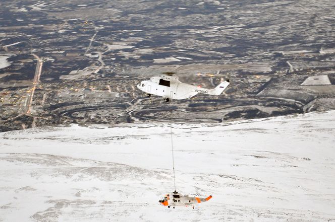 Mi-26 med norsk Sea King i slynge.