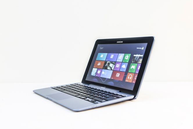 HIT, MEN IKKE LENGER: Skjermhengselen er ikke spesielt fleksibel, av den enkle grunn at den må være fast for å holde skjermen (som inneholder all maskinvaren) på plass.