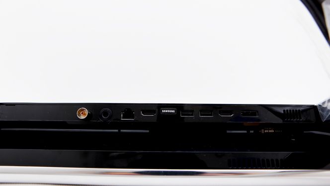 VINKLET NED: Slik ser baksiden ut sett nedenfra. Det gjør det vanskelig å koble til utstyr.