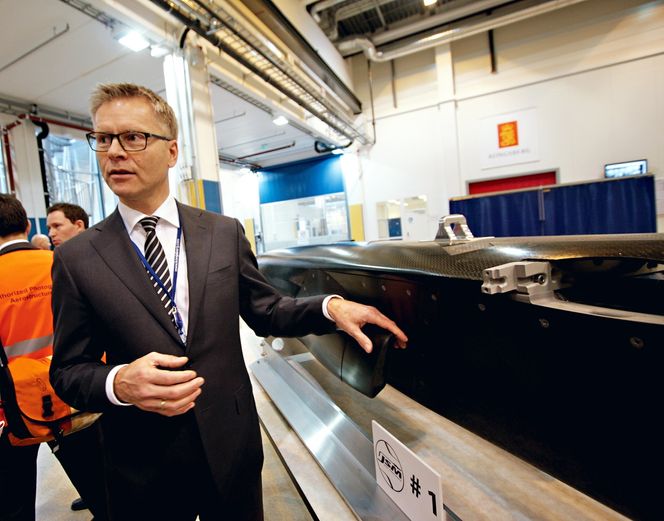 KDS-direktør Harald Ånnestad med det første ferdigproduserte JSM-skroget. Foto: Per Erlien Dalløkken
