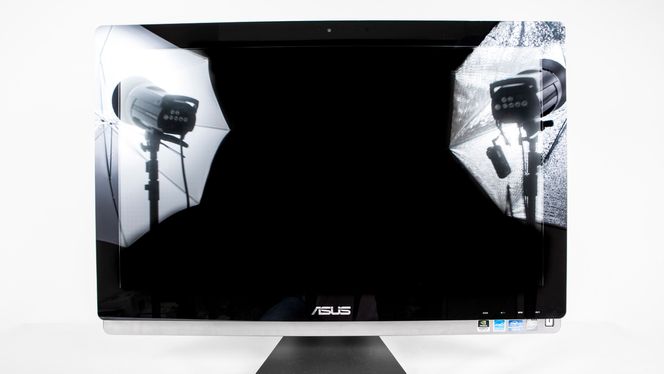 Asus ET2701 har en voldsomt blank skjerm, her illustrert i vårt fotostudio.