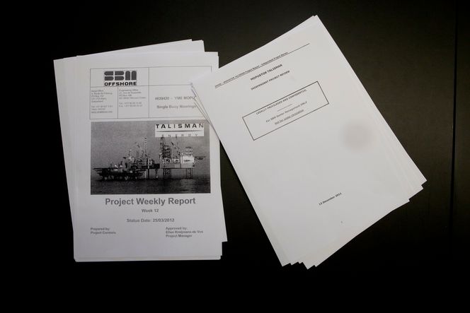 KRITISKE RAPPORTER: Denne konfidensielle rapporten (t.h.) avslører at utstyr har blitt godkjent, til tross for at det ikke var ferdigtestet. SBMs ukerapport (t.v.) fastslår at bare 35 prosent av reparasjonsarbeidet på Yme er fullført på over ett år.