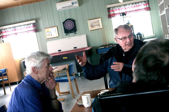 ØNSKER GRUVEDRIFT: Egil Setså (69) (t.h.) har bodd i Sulitjelma hele livet. Han jobbet i gruven i 31 år, 23 av dem som leder. Han forteller at det har vært stille i bygda siden gruven stengte i 1991. Han tror derimot mye endrer seg til det positive om man gir grønt lys til en gjenåpning. Ketil Laxå (68) (t.v.) var laster i gruven og er i likhet med Setså positiv til gjenåpning. Foto: Peder Qvale