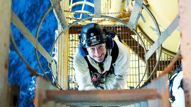 Inspektør Linda Leirvik på vei ned til speiderdekket, hvor klatrelaget rigger seg til for å inspisere plattformkonstruksjonen til Grane-plattformen.