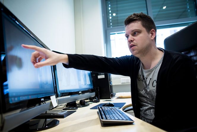 Jobber med hobbyen: Aspergers-diagnosen gjorde det vanskelig for Håkon Hollstedt (28) å få jobb. Men nettopp diagnosen og hans sterke fotointeresse gjorde ham til en perfekt match for Pixellus.