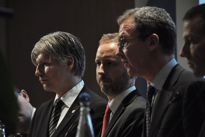 KREVER FORTGANG PÅ FORNEBU: Idar Kreutzer (nr. 2 fra høyre) mener at et Fornebu uten bane er en katastrofe som venter på å skje. T.v. Ola Elvestuen og Bård Vegar Solhjell.