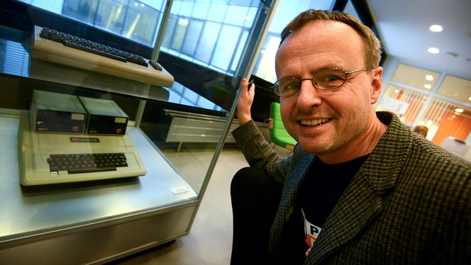 Lie poserer med den første datamaskinen han brukte, en Apple II.