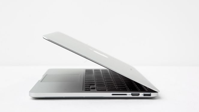 Retina-varianten er tynnere og lettere enn Pro med standardskjerm, men ikke så mye at du kan forvente at andre legger merke til det.