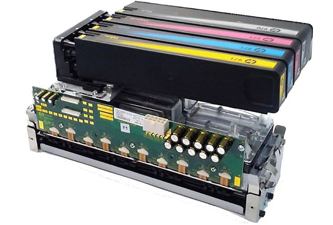 Skrivermekanismen: Skriverhodet med sine 42 240 dyser dekker hele arkbredden. Over ligger de svære og lett tilgjengelige blekktankene.