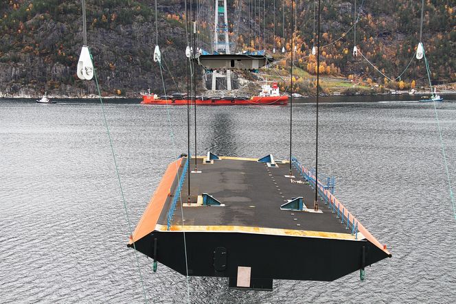 STÅLKASSER: Brua består av 23 stålkasser som sveises sammen. De er laget i Shanghai og fraktet fiks ferdige frem til Hardangerfjorden.