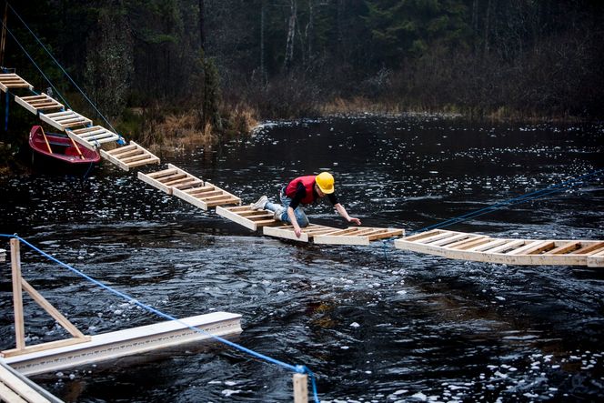 Laget som kom på sisteplass lagde en ordentlig hengebro. De fikk heder og ære for at de sto på lenge etter andre lagene ble ferdige.