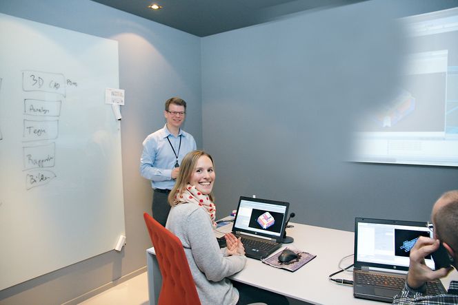 Gøy på jobben: Jon Østmoen og Marthe Almeland­ ser ikke ut til å kjede seg mens de viser fram byggeklossene.  Foto: Tore Stensvold