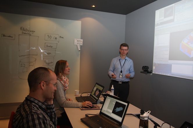 Effektivitet: Enkle tastetrykk erstatter timer og dager med tegning i PDMS i en tidlig fase av prosjekter. Fra venstre: Geir Iversen, Marthe Almeland og Jon Østmoen. Foto: Tore Stensvold