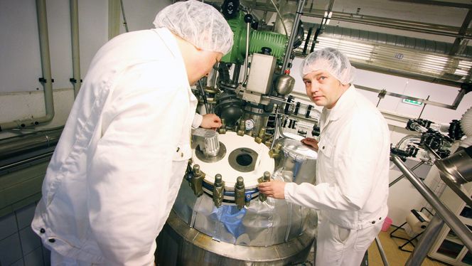 Holder kontrollen: Produksjonsleder Thor Nøkland (t.v.) og prosessingeniør Ronny Pedersen venter i spenning på om Biotec Pharmacons nye produkt blir godkjent. De er i så fall klare til å øke produksjonen av betaglukaner på bedriftens fabrikk.