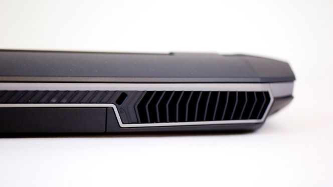 Viftegrillene tar opp hele maskinens bakside. Det at viftene kan være såpass store gjør at maskinen holder seg både kjølig og stille selv om innmaten er kraftig.