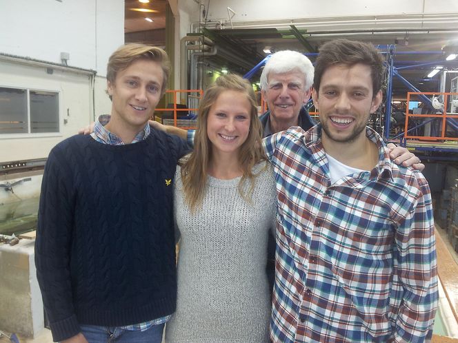 NTNU-studenter vant i år både første og andreplass i Lisnyks Ships design konkurranse. Professorene Stein Ove Erikstad og Anders Endal har engasjert seg mye i skipsplanleggingen. Fra venstre: Marius Fekene, Yngvild Slettevold, professor Anders Endal og Torleif Ø.Berntsen.